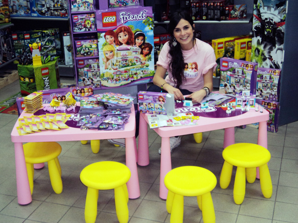 Promocion en la tienda para los amigos de Lego Hostess Promoter