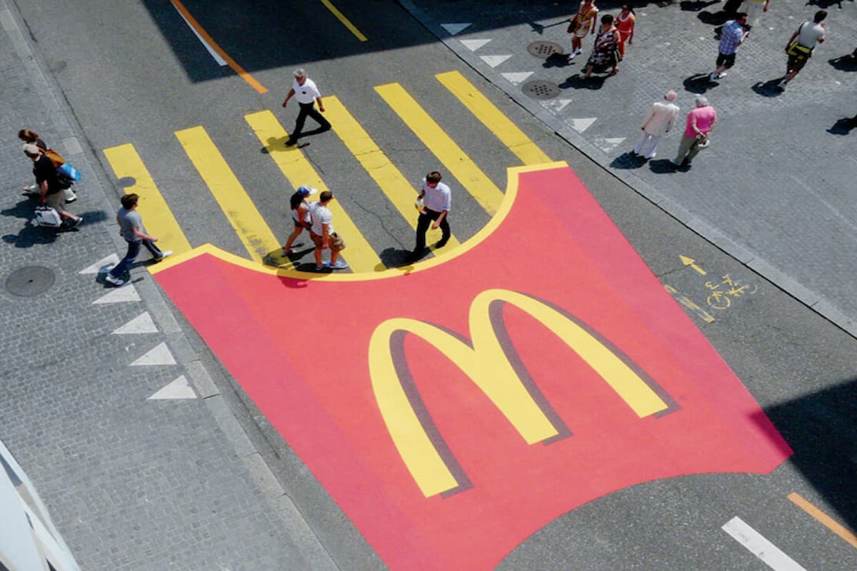 Esempio guerrilla marketing: McDonald’s: Strisce pedonali “French Fries”