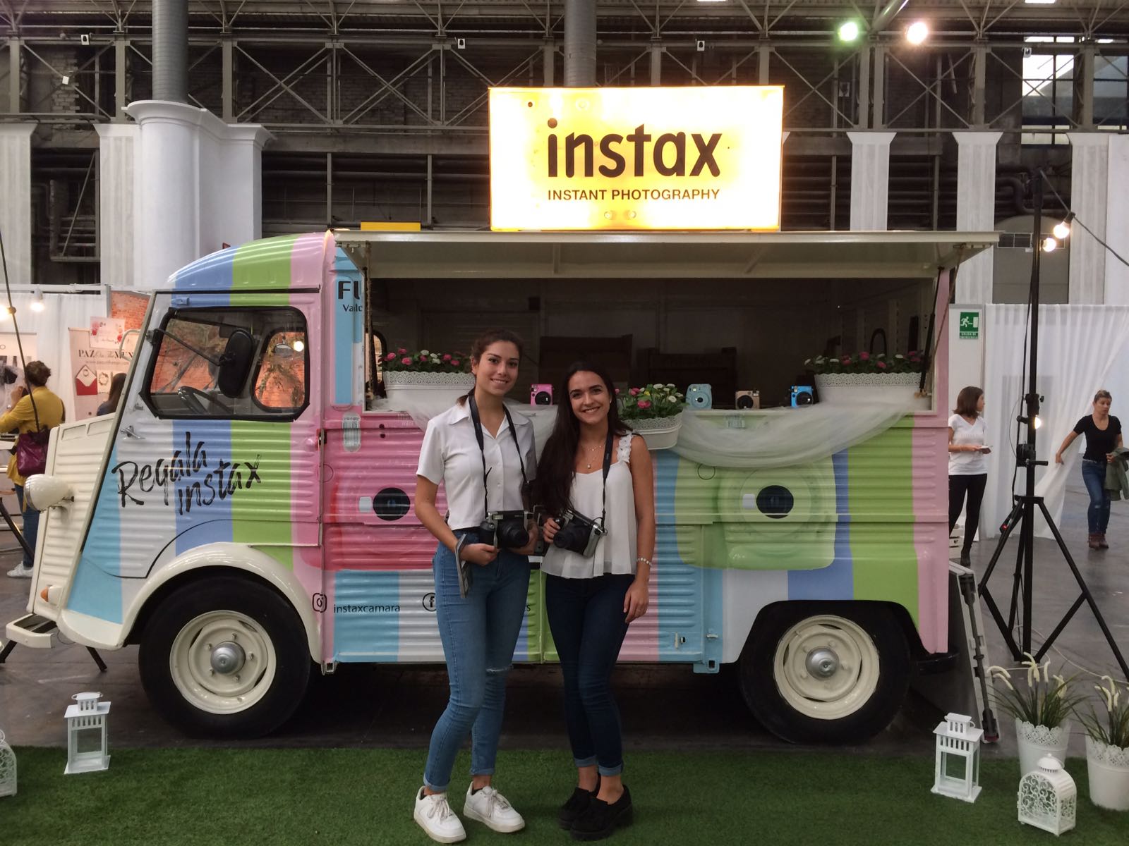 Truck brandizzati e showroom mobili: ESEMPIO INSTAX