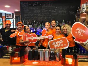 Tour promocional de Aperol Spritz en un bar 