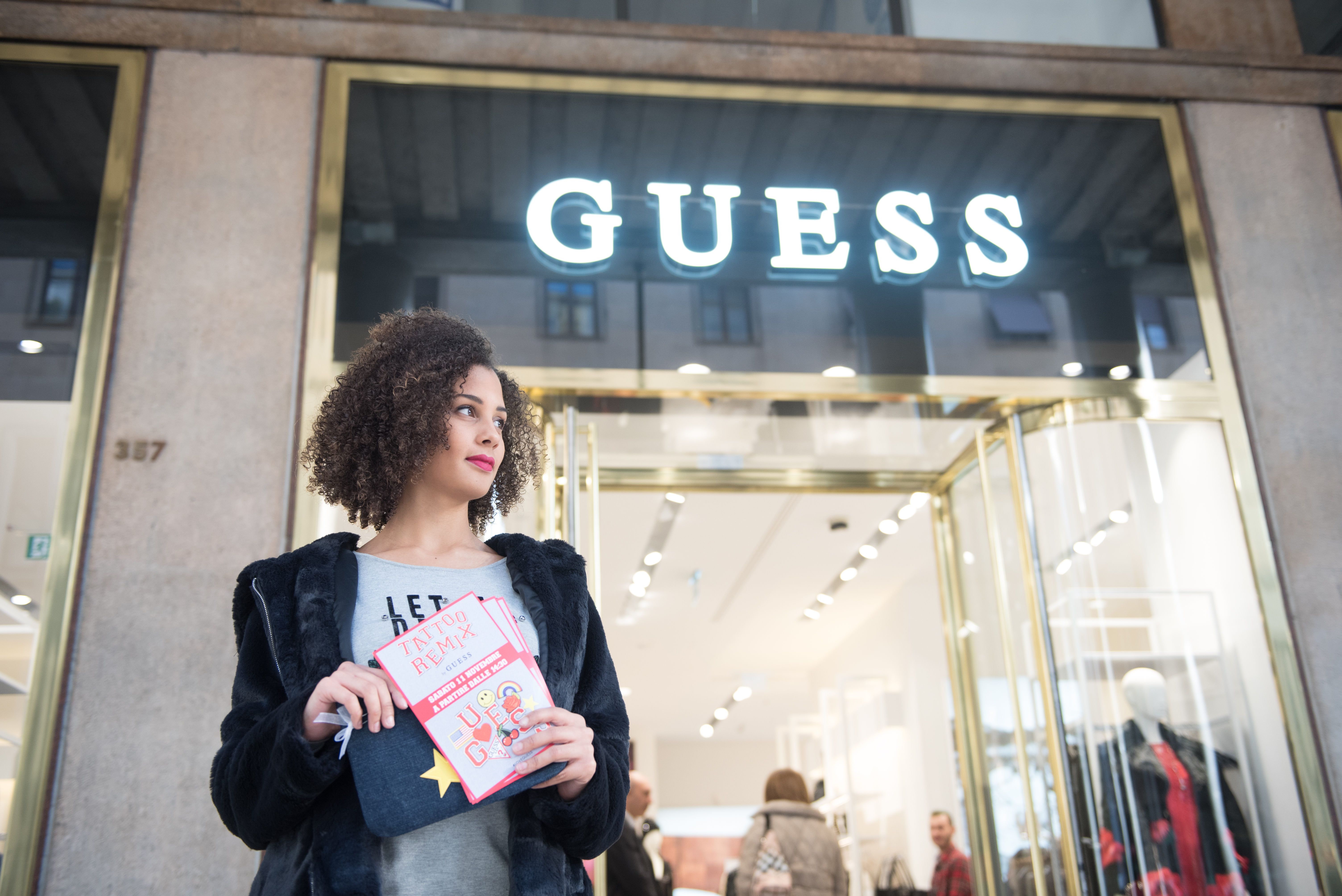 Hostess con volantini: immagine di repertorio fuori dal negozio Guess | Brand ambassador