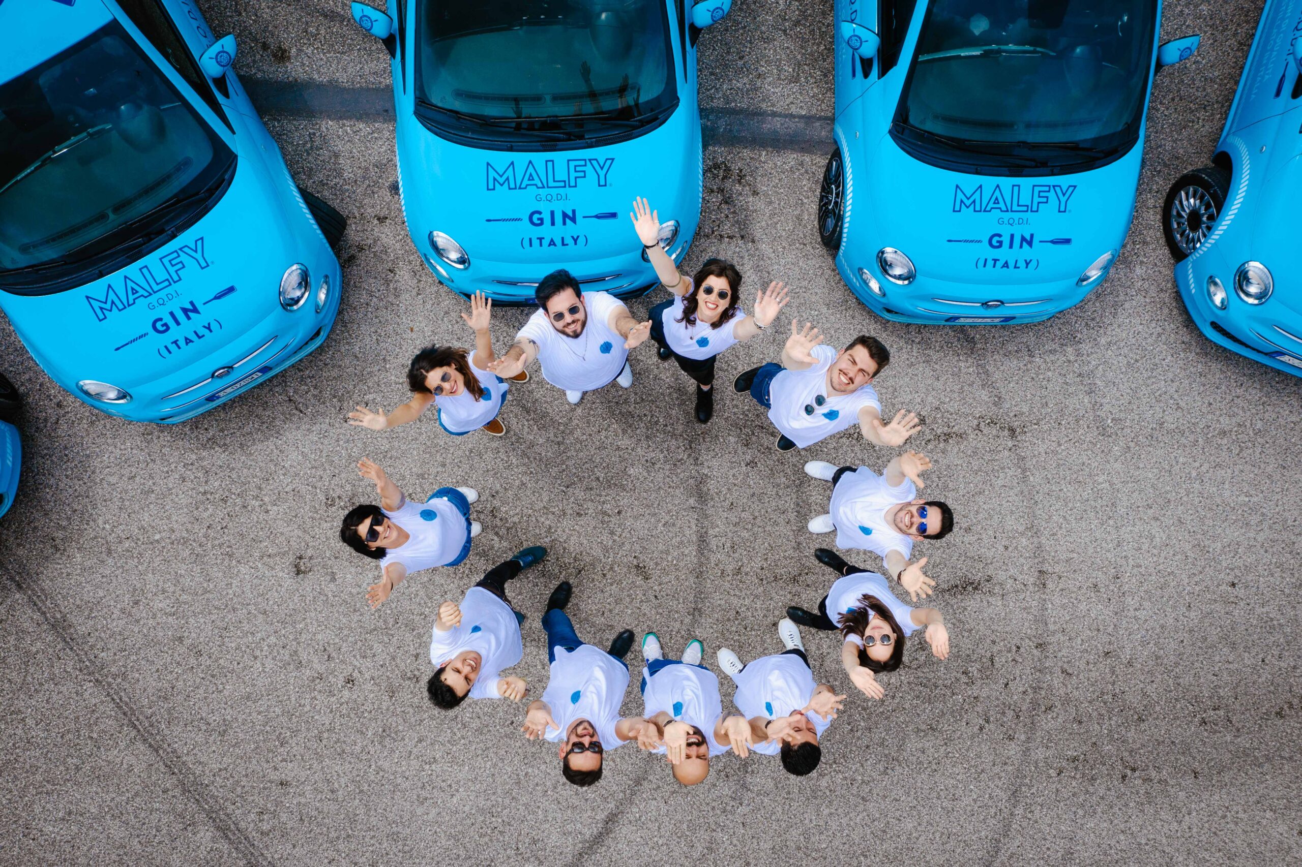 Hostess e promoter in cerchio per sponsorizzare Malfy Gin