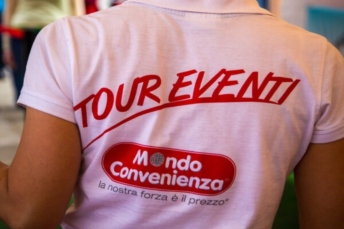 es di roadshow con hostess e promoter per mondo convenienza "tour eventi"