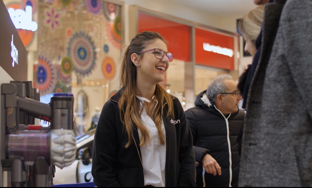 hostess per marketing offline, cliente Dyson (marchio sulla maglietta)