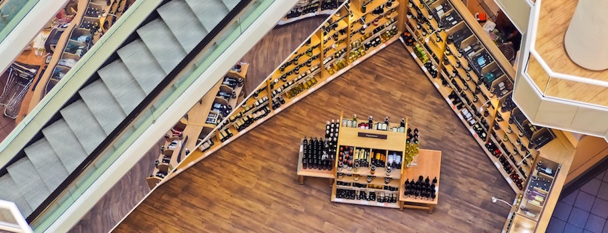 Immagine di una vista dall'alta di un negozio con vendita al dettaglio di liquori