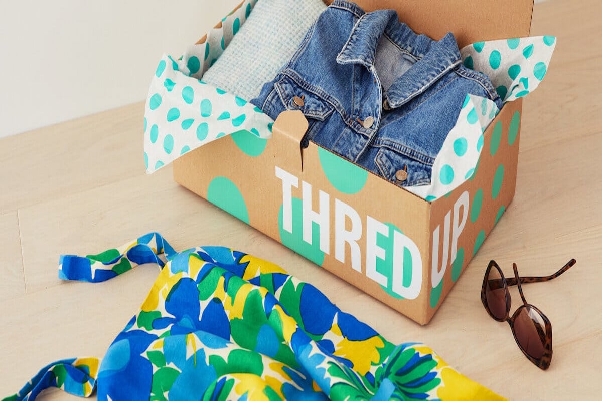 ThredUP, mostrando vicinanza ai consumatori che credono in questo pensiero, ha celebrato la Giornata della Terra facendo marketing e lanciando una collezione esclusiva disegnata da 12 designer e artisti. 