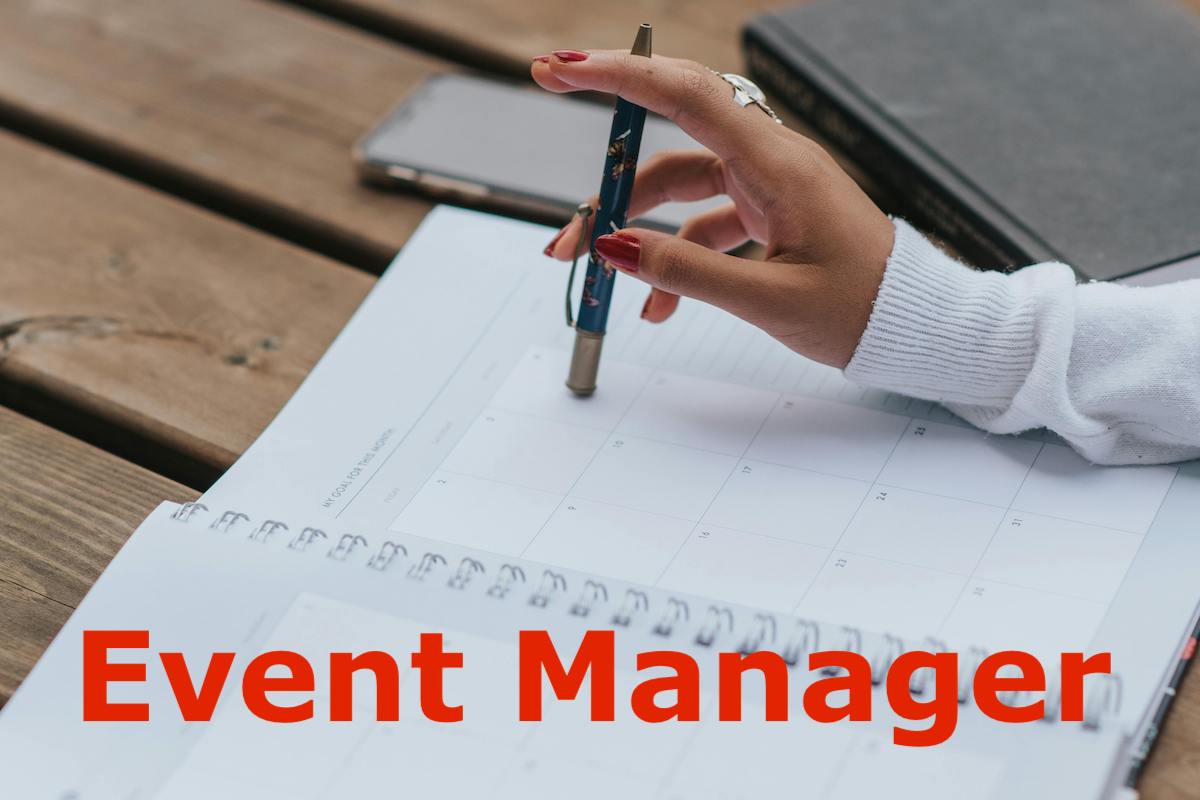 Event Manager: durante la progettazione di un evento scatto a una mano con penna e quaderno che sta per prendere appunti. 