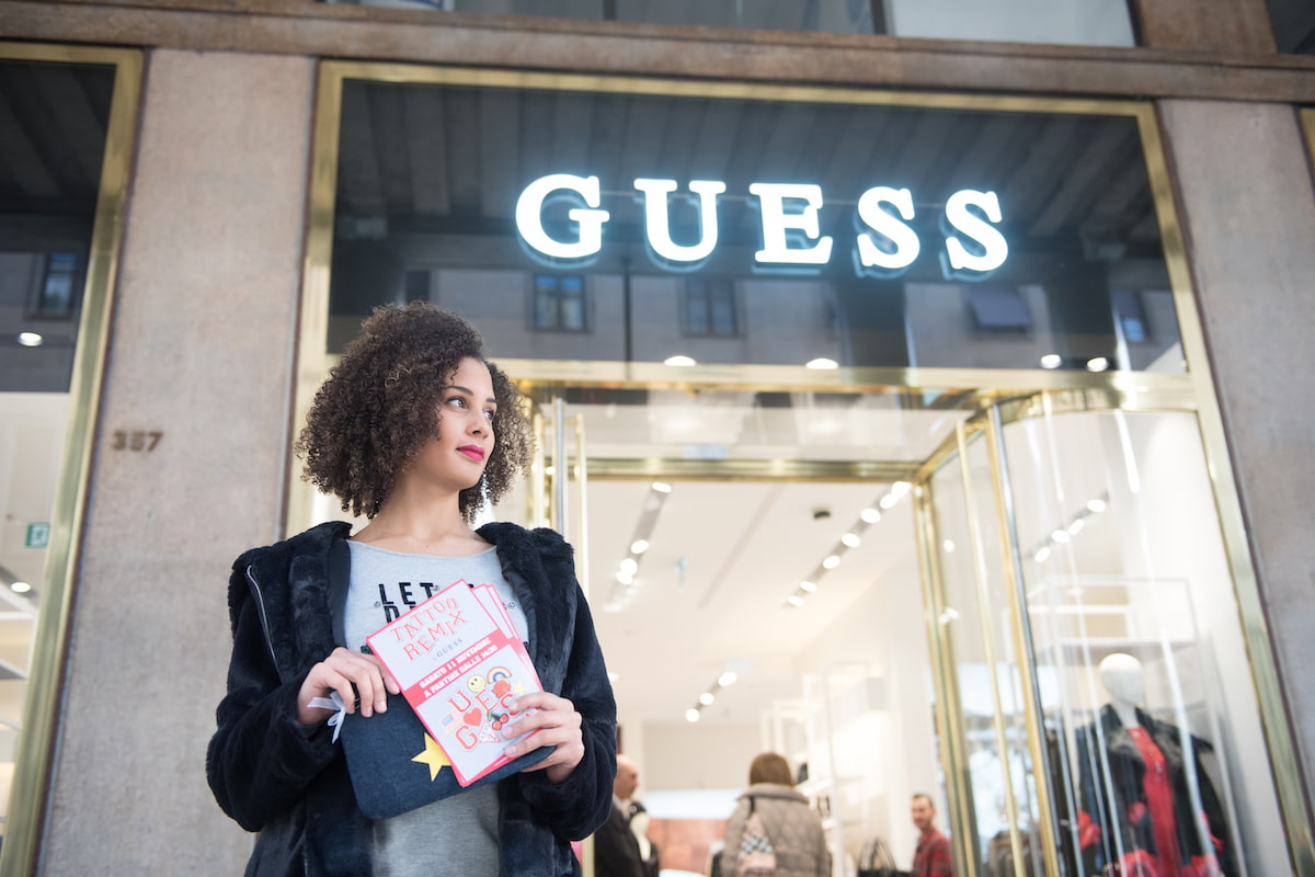brand awareness esempio: Hostess e Promoter per il marchio Guess.