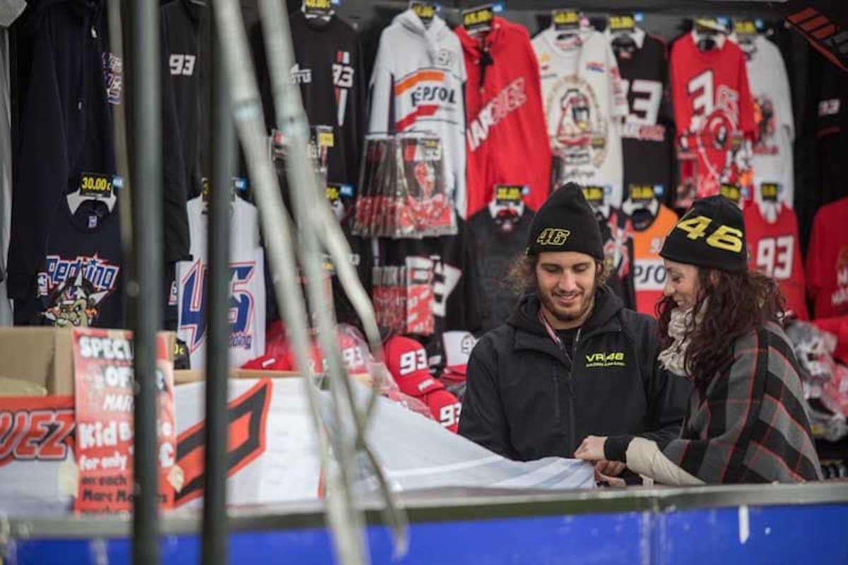 Esempi temporary store - hostess e promoter per MotoGP