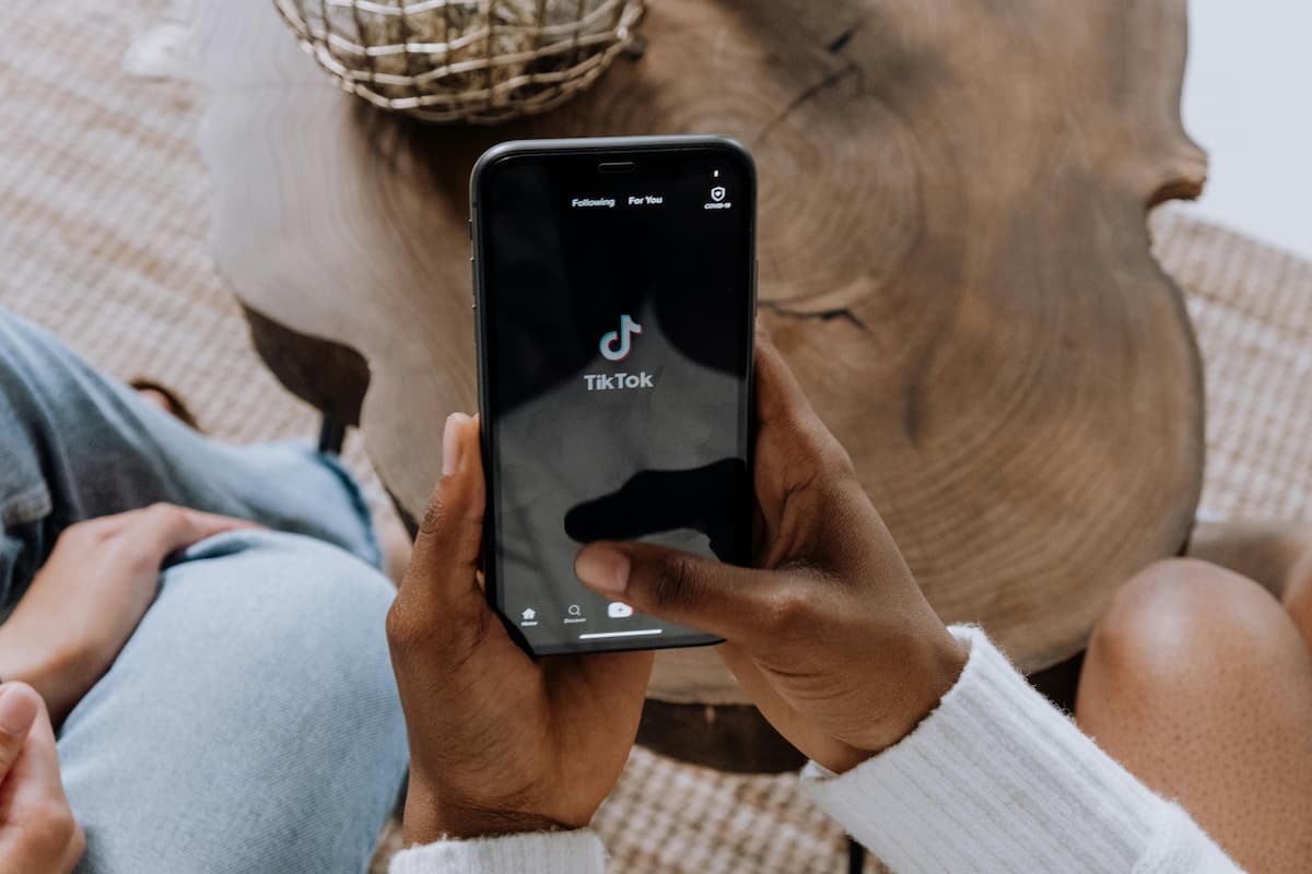Telefono con app di Tik Tok aperta