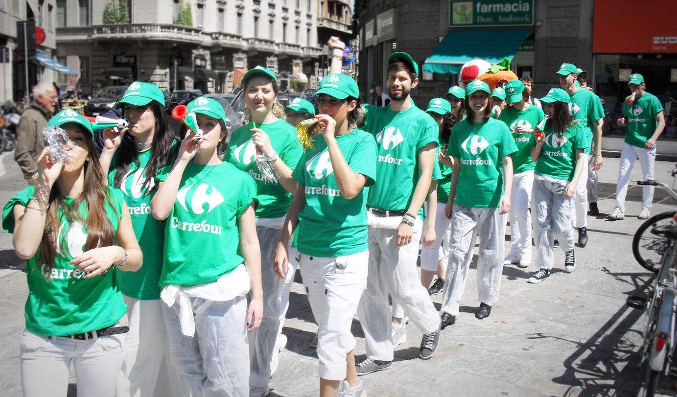 Hostess e Promoter per Carrefour. Esempio di guerrilla marketing.