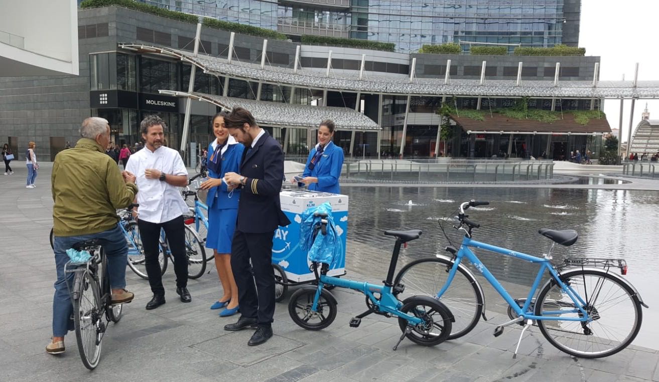 Esempio di Guerrilla Marketing compagnia aerea KLM con Hostess e Promoter