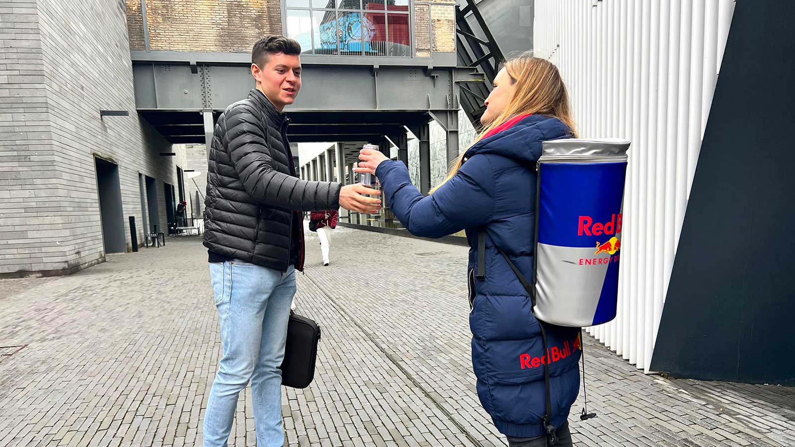 attività di hand-to-hand: Red Bull