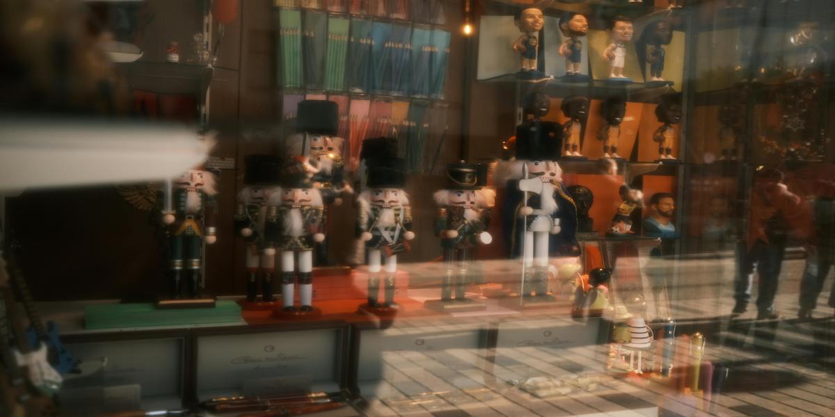 vetrina natalizia con schiaccianoci