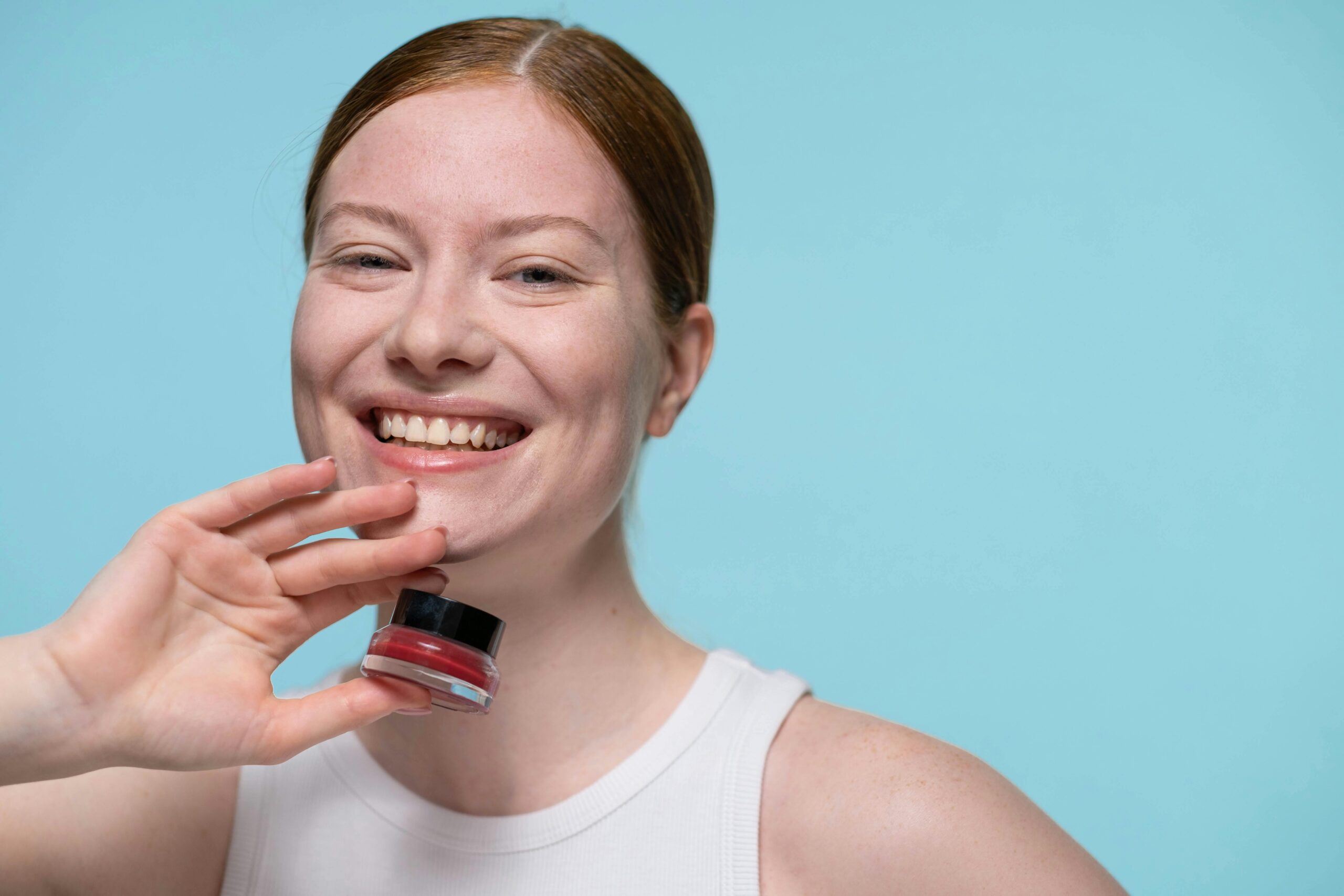 Esempio di packaging cosmetico con donna e vasetto in primo piano