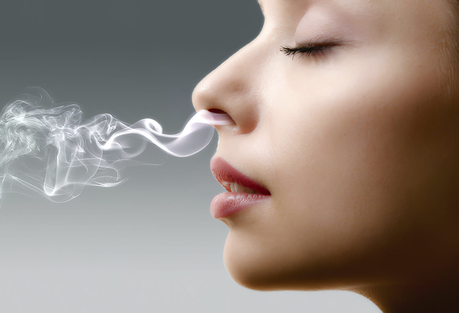 esempio di Firma olfattiva e branding sensoriale con modella e fumo