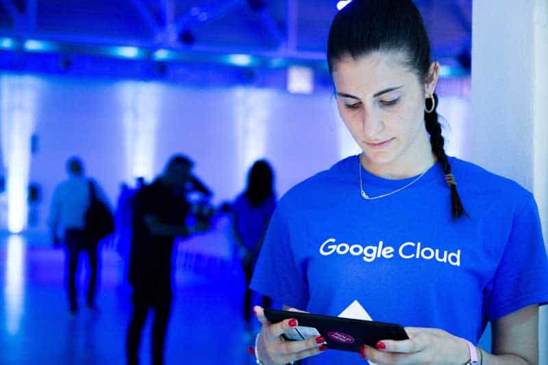 evento lancio prodotto: Google Cloud. Hostess in primo piano