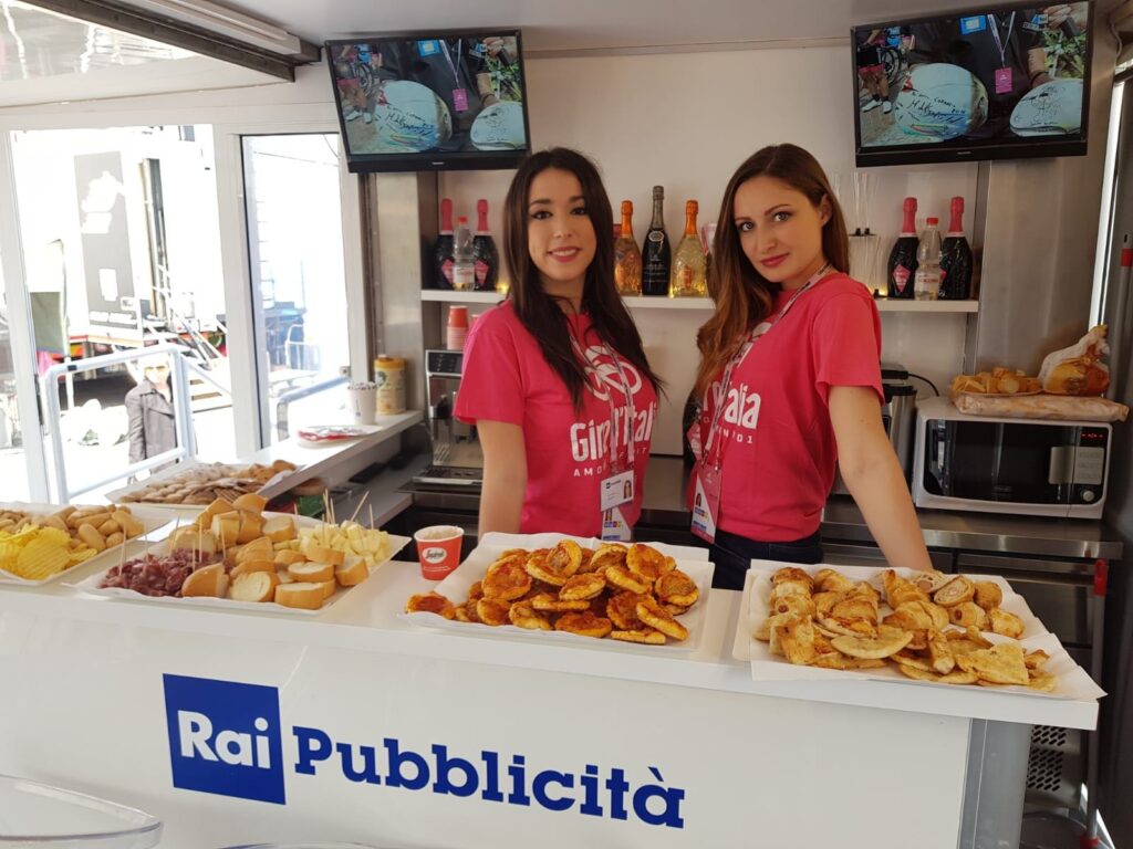 Rai Pubblicità by Hostess e Promoter: ragazze dietro stand.