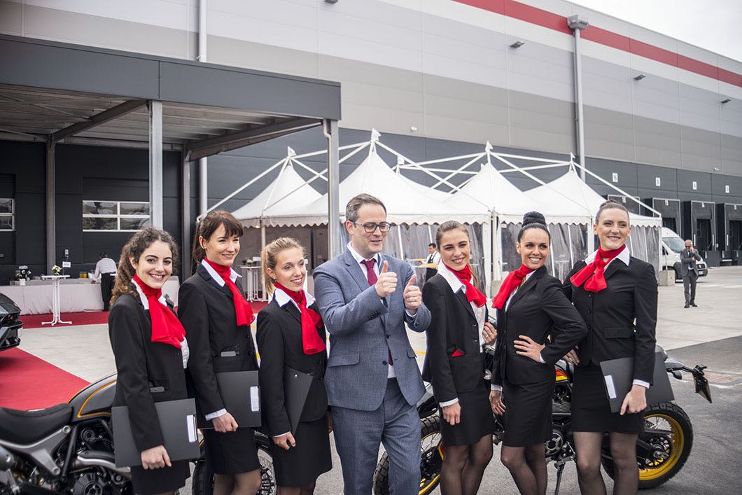 hostess professionali in posa con moto