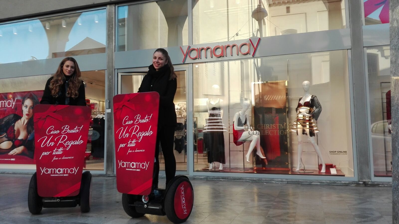 Hostess per Yamamay, stand all'interno di un centro commerciale