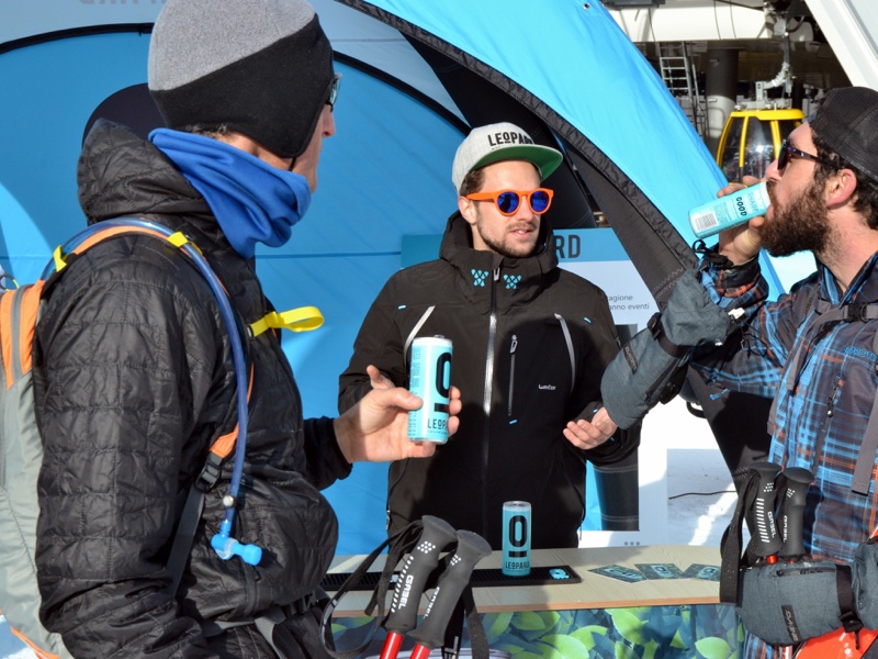 esempio di outdoor promotion con Hostess e promoter: Leonard